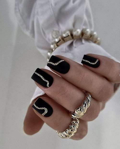 Manucure pour ongles carrés courts : l'actualité mode 2025-2026