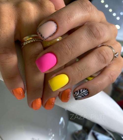 Manucure lumineuse avec imprimé animal