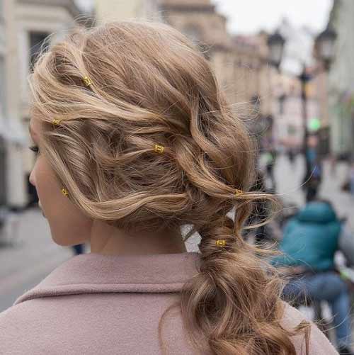 Coiffure avec de petites épingles à cheveux