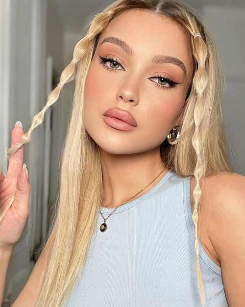 Nattes fines près du visage