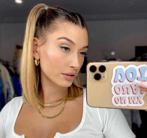 Belle fille coiffante