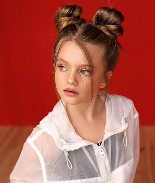 Coiffure avec deux chignons hauts