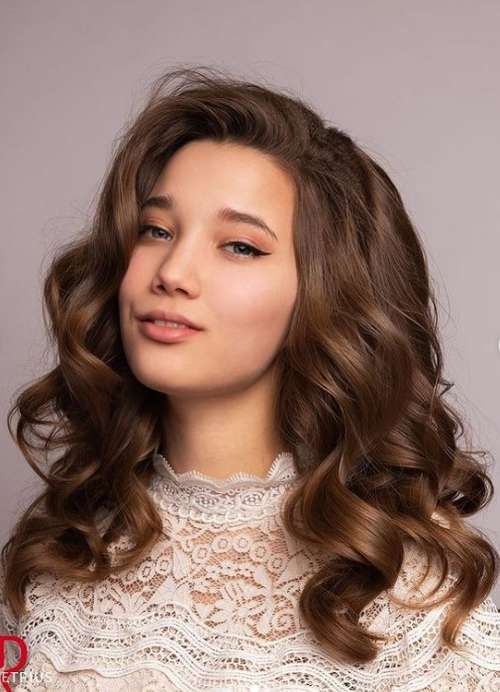 Coiffures pour cheveux mi-longs pour filles: tendances 2026, photos, actualités