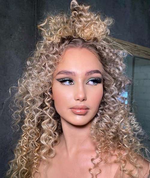 Coiffures pour cheveux mi-longs pour filles: tendances 2026, photos, actualités