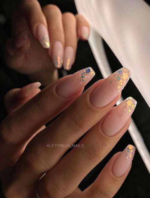 Bases de camouflage colorées: nouvelle manucure 2026, photo