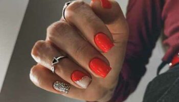 Ongles rouges avec photo en feuille