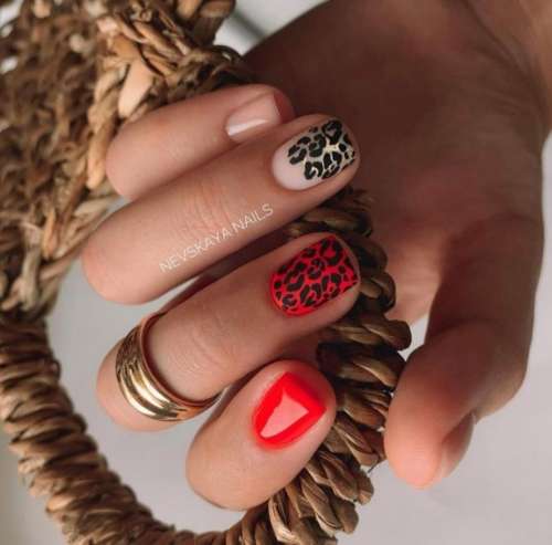 Manucure rouge et beige avec papier d'aluminium