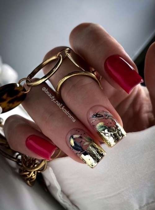 Manucure rouge du nouvel an avec du papier d'aluminium