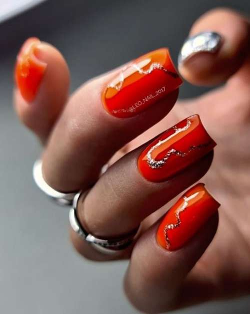 Manucure rouge avec du papier d'aluminium