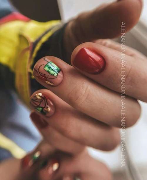 Manucure rouge avec papier d'aluminium et dessins