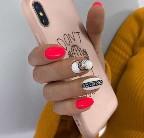 Manucure rouge et blanche avec papier d'aluminium