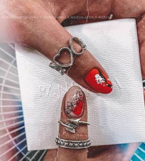 Manucure rouge avec des nouveautés de conception d'aluminium