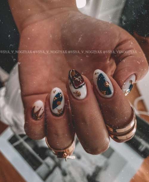 Manucure rouge laiteux avec papier d'aluminium