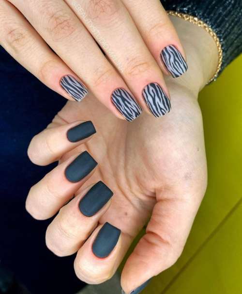 Manucure noir mat sous le zèbre