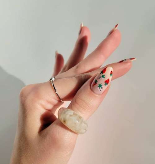 Conception d'ongles à la fraise