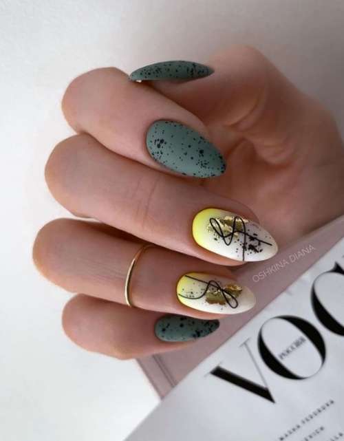 Manucure gris mat avec toile d'araignée et papier d'aluminium