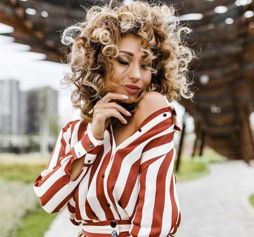 Coupe de cheveux pour cheveux bouclés après 50 ans