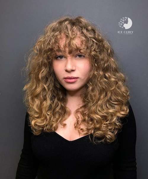 Coupe de cheveux pour cheveux bouclés avec une frange