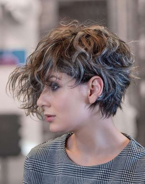 Coupe de cheveux frisée longue frange