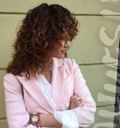 Coupes de cheveux à la mode 2026 pour cheveux bouclés: actualités, tendances, photos