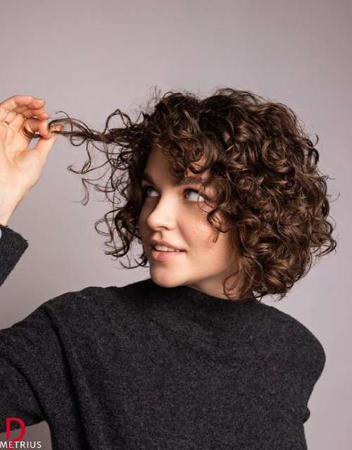 Coupe de cheveux bouclés avec une frange