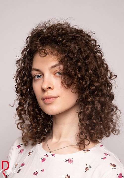 Coupes de cheveux à la mode 2026 pour cheveux bouclés: actualités, tendances, photos