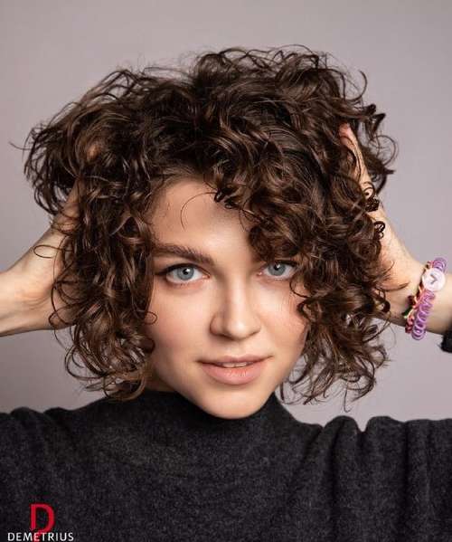 Coupes de cheveux à la mode 2026 pour cheveux bouclés: actualités, tendances, photos