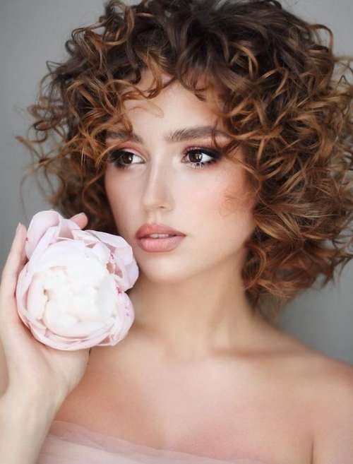 Coupes de cheveux à la mode 2026 pour cheveux bouclés: actualités, tendances, photos