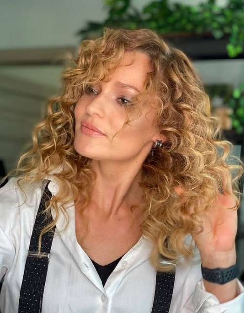 Coupes de cheveux à la mode 2026 pour cheveux bouclés: actualités, tendances, photos