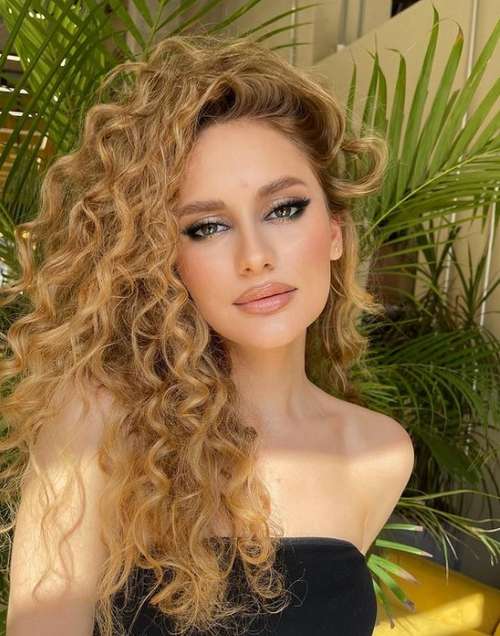 Coupes de cheveux à la mode 2026 pour cheveux bouclés: actualités, tendances, photos