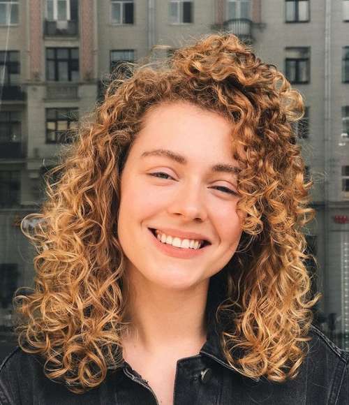 Coupes de cheveux à la mode 2026 pour cheveux bouclés: actualités, tendances, photos