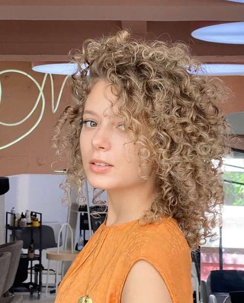 Coupes de cheveux à la mode 2026 pour cheveux bouclés: actualités, tendances, photos