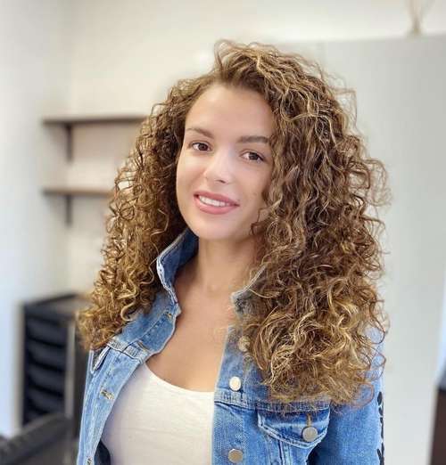 Longue coupe de cheveux bouclés sans frange