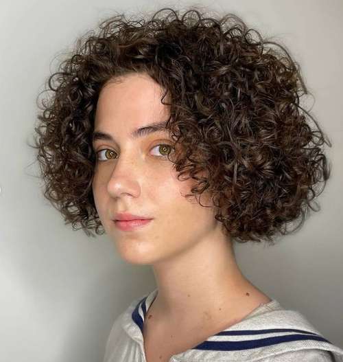 Coupes de cheveux à la mode 2026 pour cheveux bouclés: actualités, tendances, photos