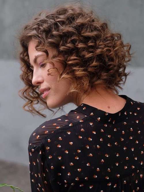 Coupe de cheveux sans frange cheveux bouclés