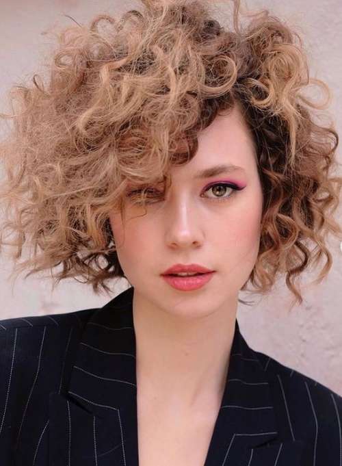 Coupes de cheveux à la mode 2026 pour cheveux bouclés: actualités, tendances, photos