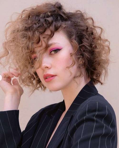 Coupes de cheveux à la mode 2026 pour cheveux bouclés: actualités, tendances, photos