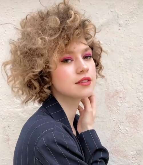 Coupes de cheveux à la mode 2026 pour cheveux bouclés: actualités, tendances, photos