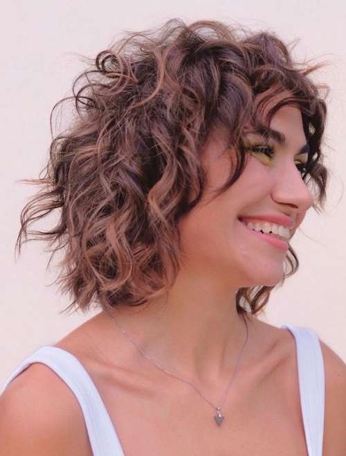 Coupes de cheveux à la mode 2026 pour cheveux bouclés: actualités, tendances, photos