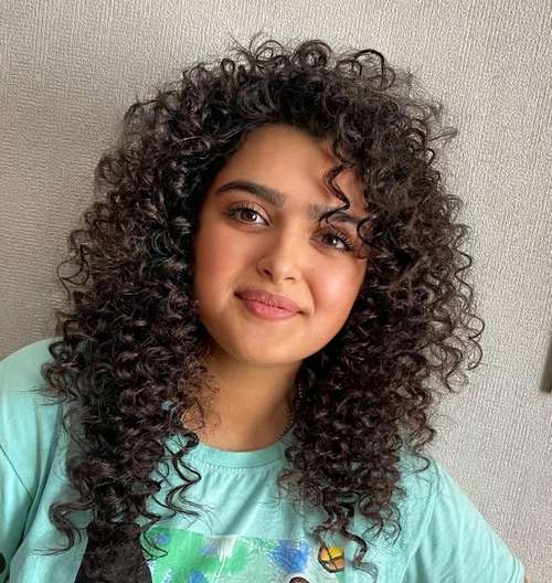 Coupes de cheveux à la mode 2026 pour cheveux bouclés: actualités, tendances, photos