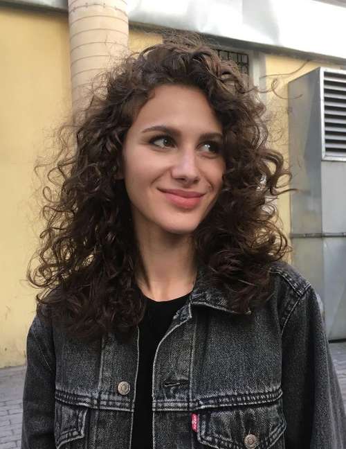 Coupe de cheveux bouclés en cascade