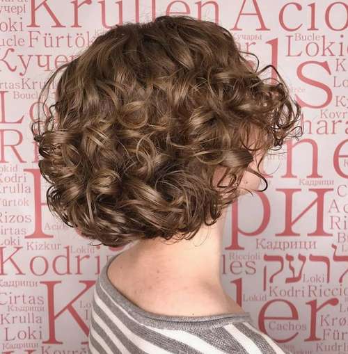 Coupes de cheveux à la mode 2026 pour cheveux bouclés: actualités, tendances, photos