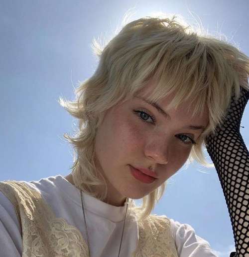 Coupe de cheveux bouclés maillet