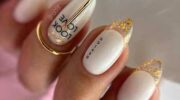 Photo de manucure française du Nouvel An