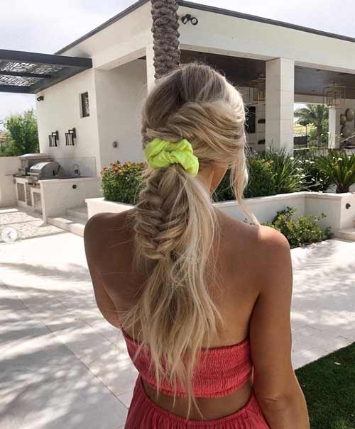 Coiffure avec une bande élastique volumineuse