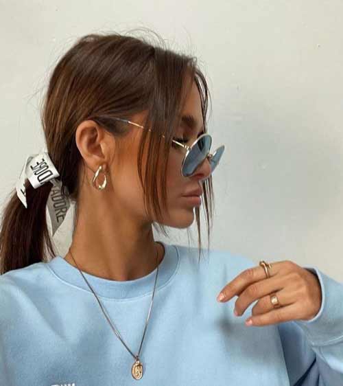 Coiffure queue de cheval avec un ruban