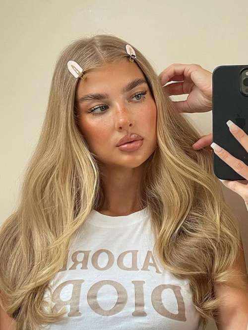 Coiffure avec deux épingles à cheveux