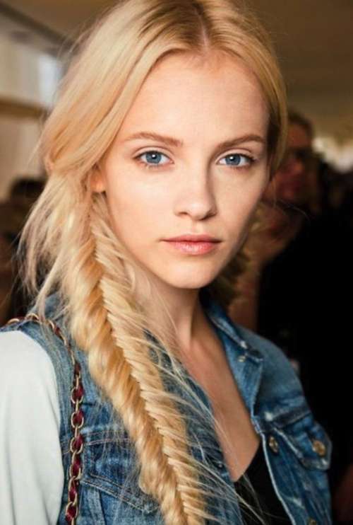 Coiffure avec une tresse