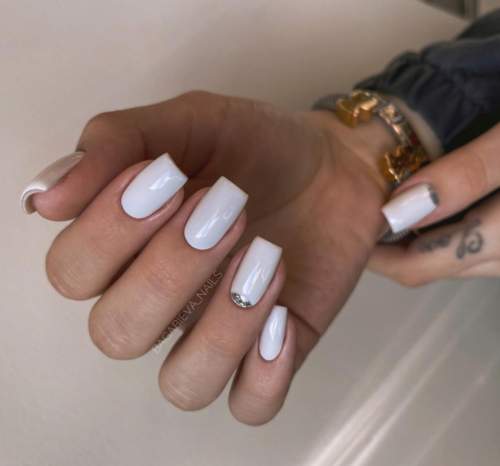 Manucure blanche pour ongles courts: nouveau design 2026, photo