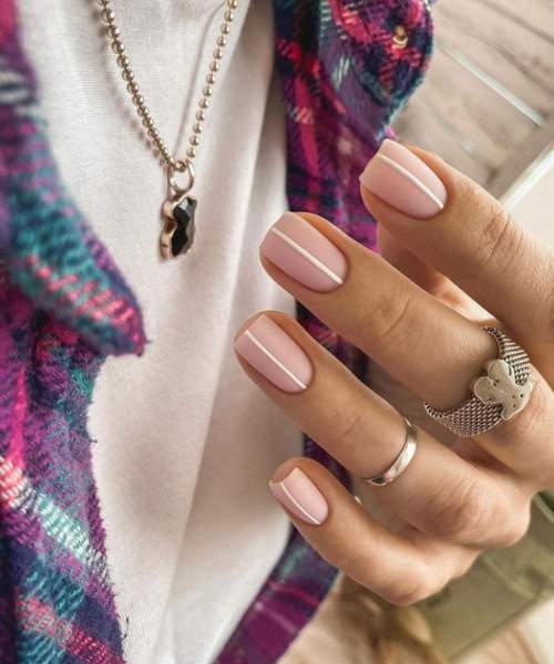 Manucure à rayures blanches